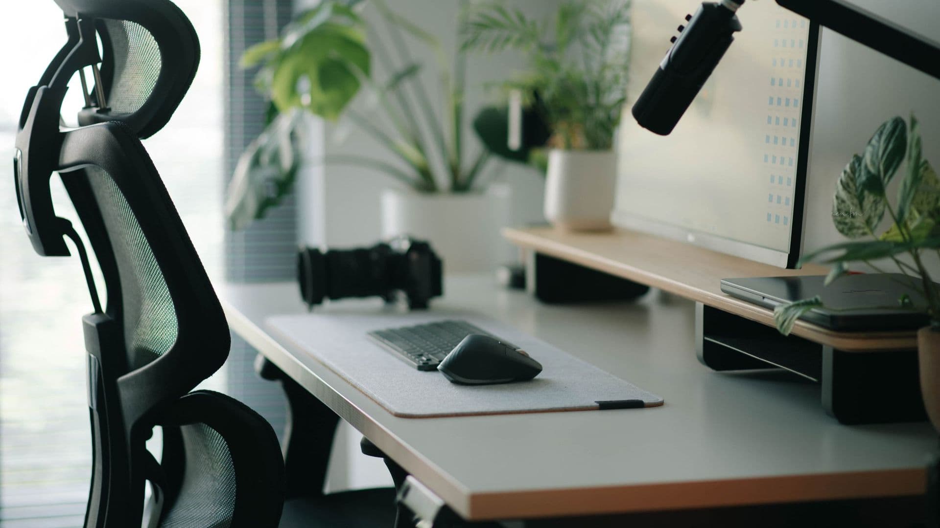 Poste de travail ergonomique avec fauteuil à appui-tête, souris ergonomique et plantes
