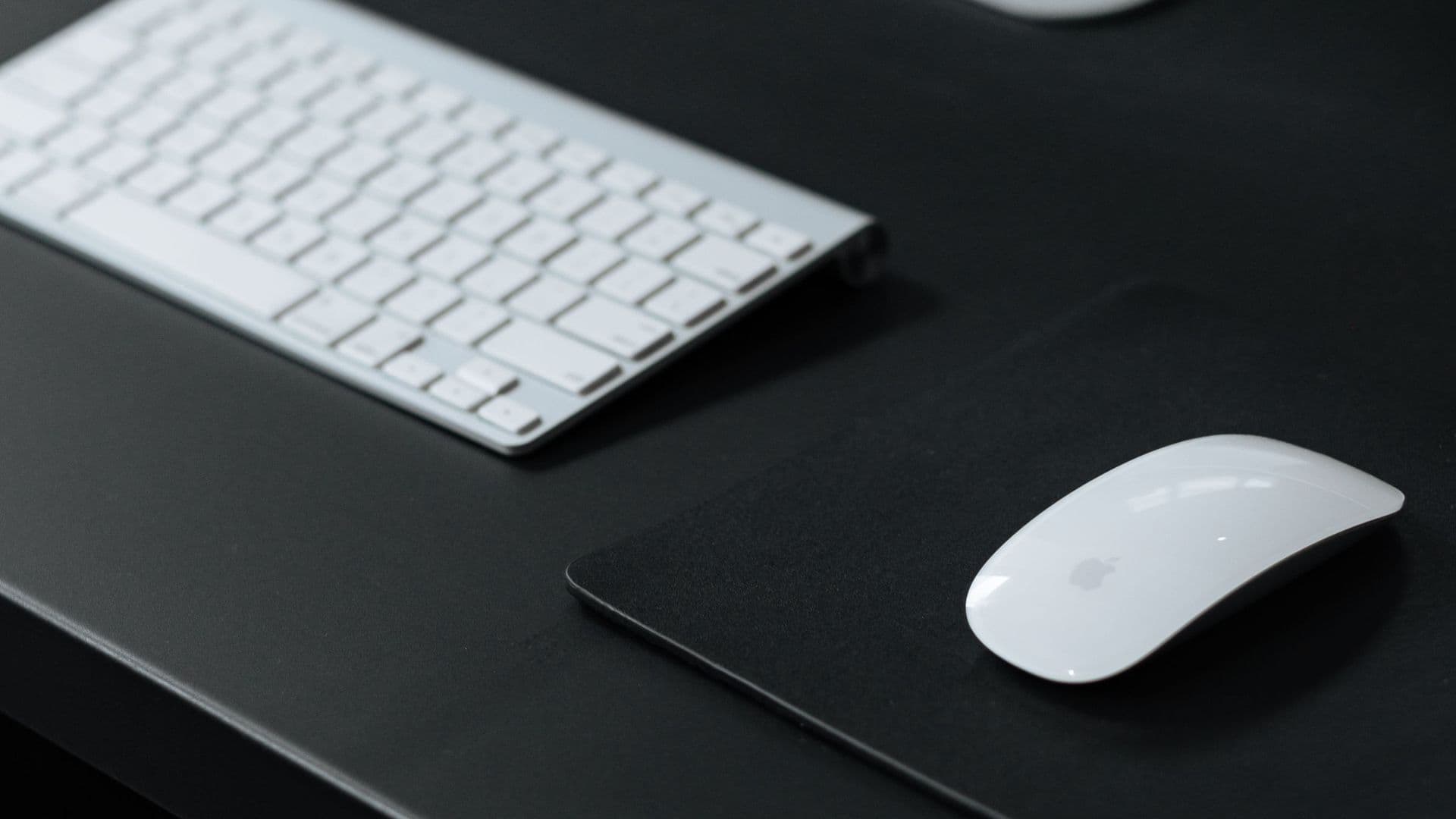 Bureau minimaliste noir avec clavier et souris sans fil