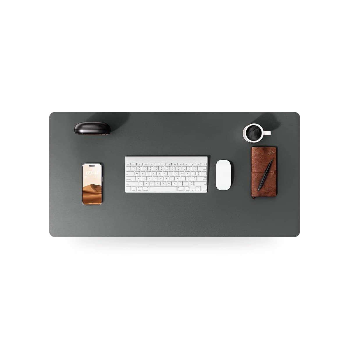 Sous-main simili cuir gris anthracite vu de dessus avec clavier et souris posés dessus